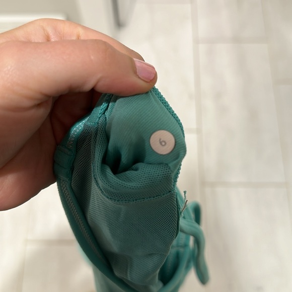 Lululemon tank top size 6, excellent used condition - Picture 3 of 3